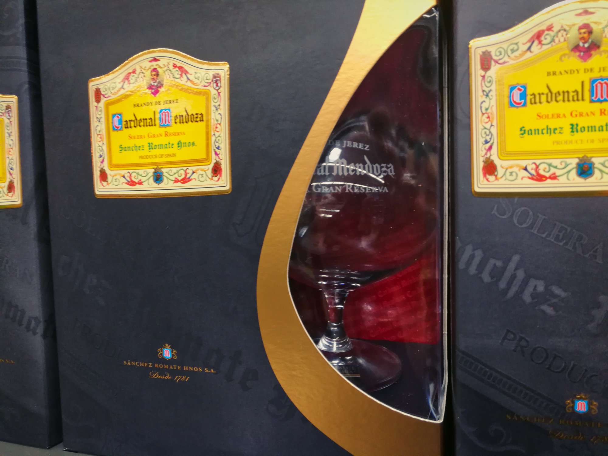 Den Brandy de Jerez Cardenal Mendoza mit Glas im Paket im Supermarkt und online
